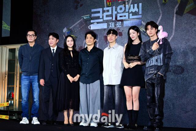 2025년 9월 16일 오후 서울 신림동 라마다호텔에서 진행된 넷플릭스 '크라임씬 제로' 제작발표회에서 출연진들이 포즈를 취하고 있다.(왼쪽부터 장진, 장동민, 박지윤, 윤현준 PD, 황슬우PD, 안유진, 김지훈)오는 23일 공개되는 '크라임씬 제로'는 용의자와 탐정이 된 플레이어가 그들 가운데 숨어있는 범인을 찾아내는 레전드 롤플레잉 추리 게임이다.