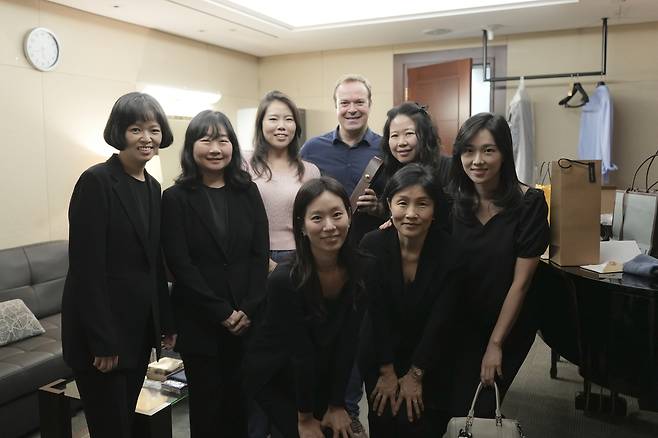 국립심포니오케스트라 첼로 파트와 라일란트 감독 [국립심포니오케스트라 제공]