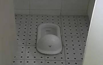 쪼그려 앉아서 볼 일을 보는 형태의 화변기. [연합]