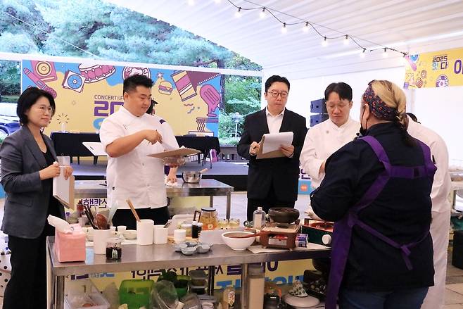 흑백요리사 이번엔 옛 탄광촌 흑요리사의 숨은 솜씨를 백요리사들인 감동 어린 평가를 했다. 강원랜드 ‘지역맛집 경연대회’에 참가한 이원일 셰프가 음식들을 평가하고 있다.