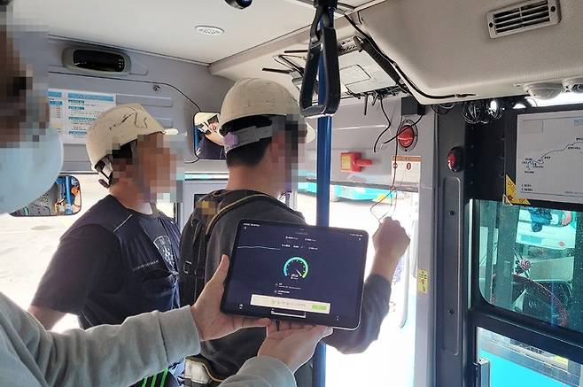 [제주=뉴시스] 제주 노선버스 내 공공 와이파이 단말기를 설치하는 모습. (사진=제주도 제공) 2025.09.16. photo@newsis.com *재판매 및 DB 금지