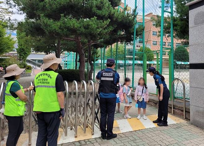 [울산=뉴시스] 박수지 기자 = 울산경찰청과 아동안전지킴이가 초등학생 대상 납치 등 범죄를 예방하기 위해 순찰 중이다. 해당 사진과 기사 내용은 무관. (사진=울산경찰청 제공) 2025.09.15. photo@newsis.com *재판매 및 DB 금지