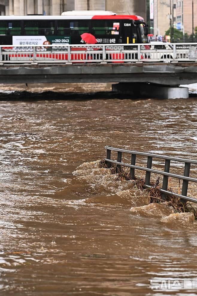 [용인=뉴시스] 김종택 기자 = 수도권 지역에 호우주의보가 발효된 16일 경기 용인시 신갈천에 폭우로 흙탕물이 흐르고 있다. 2025.09.16. jtk@newsis.com