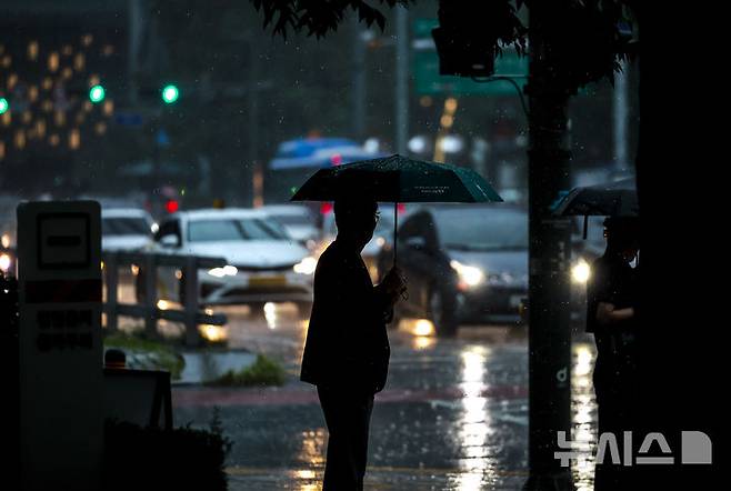 [서울=뉴시스] 정병혁 기자 = 16일 서울 중구 을지로입구역 인근에 비가 쏟아지고 있다. 2025.09.16. jhope@newsis.com