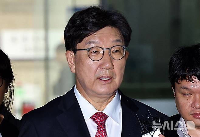 [서울=뉴시스] 최진석 기자 = 전직 통일교 간부에게 불법 정치자금을 수수한 혐의를 받는 권성동 국민의힘 의원이 16일 서울 서초구 서울중앙지법에서 구속 전 피의자 심문(영장실질심사)을 마친 뒤 호송차로 향하고 있다. 2025.09.16. myjs@newsis.com