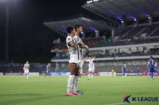 [서울=뉴시스] 프로축구 K리그1 FC서울의 제시 린가드와 둑스. (사진=한국프로축구연맹 제공) *재판매 및 DB 금지