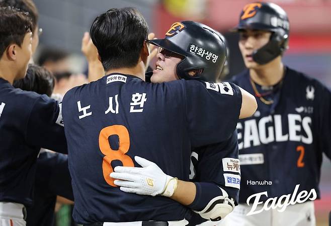 [서울=뉴시스] 프로야구 한화 이글스 안치홍이 16일 광주-기아챔피언스필드에서 열린 2025 신한 쏠뱅크 KBO리그 KIA 타이거즈와의 경기에서 홈런을 친 뒤 노시환의 축하를 받고 있다. (사진=한화 이글스 제공) 2025.09.16.  *재판매 및 DB 금지