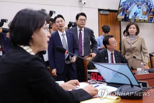 국회 법사위 퇴장하는 국민의힘 의원들 (서울=연합뉴스) 류영석 기자 = 16일 서울 여의도 국회에서 열린 법제사법위원회 전체회의에서 추미애 법사위원장이 나경원 의원 간사 선임의 건 표결에 대해 무기명 투표를 선언하자 국민의힘 의원들이 항의하며 퇴장하고 있다. 2025.9.16 ondol@yna.co.kr