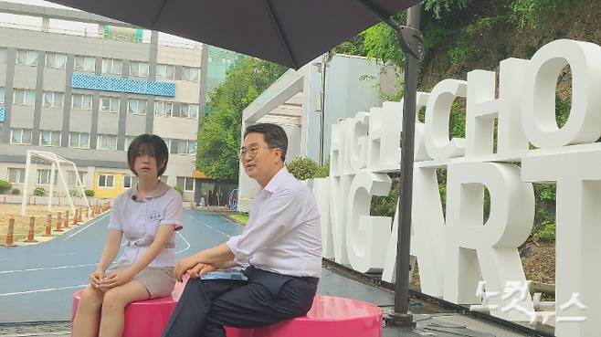 김동연 경기지사(오른쪽)가 16일 '민생경제 현장투어' 일정으로 경기 안양예고를 방문한 자리에서 청소년작가 백은별(16) 양을 만나 대화하는 모습. 주영민 기자