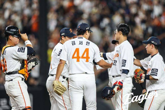 한화 선수들이 15일 대전 키움전 승리 후 기쁨을 나누고 있다. /한화 이글스 제공
