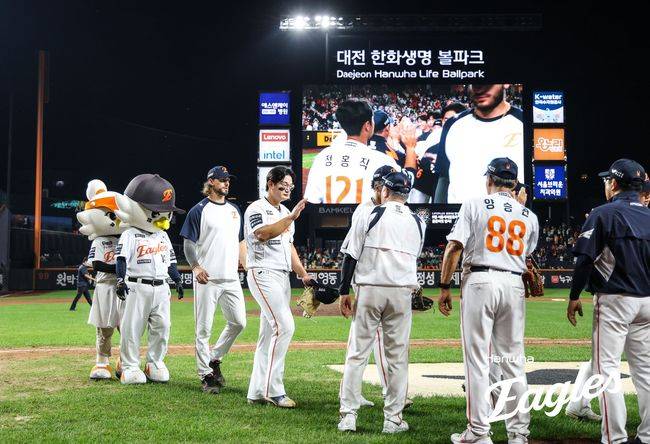 한화 김경문 감독이 15일 대전 키움전 승리 후 선수들과 하이파이브를 나누고 있다. /한화 이글스 제공