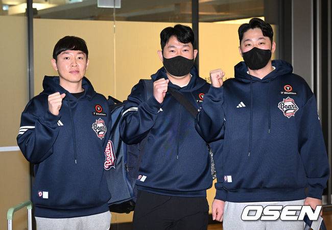 [OSEN=인천공항, 이대선 기자] 두산 베어스 양의지, 정수빈, 양석환, 이영하, 김대한, 이병헌이 19일 스프링캠프 선발대로 인천공항을 통해 호주 시드니로 출국했다.스프링캠프 인원은 이승엽 감독을 포함한 코칭스태프 13명과 선수단 44명 등 총 57명이다. 투수 22명, 포수 4명, 내야수 9명, 외야수 9명이 참가한다. 신인 중에서는 1라운드 지명자 내야수 박준순과 3라운드 지명자 투수 홍민규가 이름을 올렸다.두산 정수빈, 양의지, 양석환이 포즈를 취하고 있다. 2025.01.19 /sunday@osen.co.kr