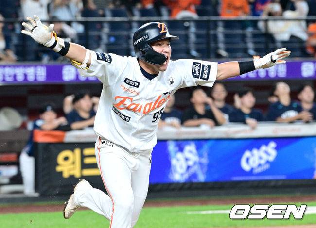 [OSEN=대전, 최규한 기자]&nbsp;연장 10회말 한화 황영묵이 끝내기 안타를 날리고 환호하고 있다. 2025.09.03 / dreamer@osen.co.kr