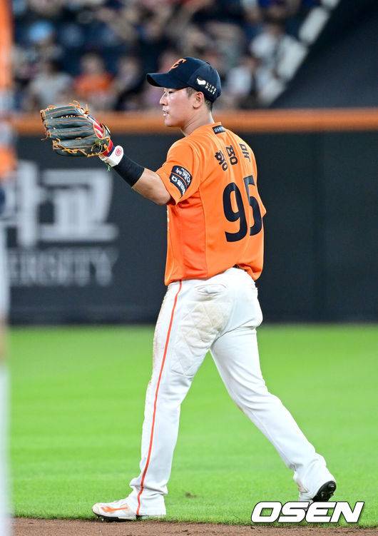 [OSEN=대전, 최규한 기자] 7회초 1사 주자 없는 상황 SSG 에레디아의 땅볼 타구를 처리한 한화 2루수 황영묵이 선발 와이스에게 인사를 전하고 있다. 2025.07.25 / dreamer@osen.co.kr