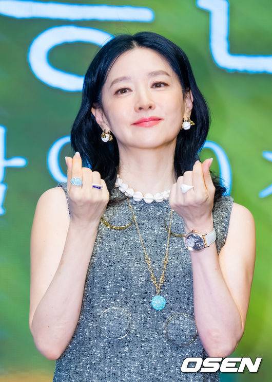 [OSEN=민경훈 기자] 16일 서울 구로구 더세인트 그랜드볼룸에서 KBS2 새 토일드라마 ‘은수 좋은 날’ 제작발표회가 열렸다. 20일 첫 방송 예정인 ‘은수 좋은 날’(연출 송현욱, 극본 전영신)은 가족을 지키고 싶은 학부모 강은수(이영애 분)와 두 얼굴의 선생 이경(김영광 분)이 우연히 얻은 마약 가방으로 벌이는 위험 처절한 동업 일지를 그린 작품이다.배우 이영애가 입장하며 포즈를 취하고 있다. 2025.09.16 / rumi@osen.co.kr