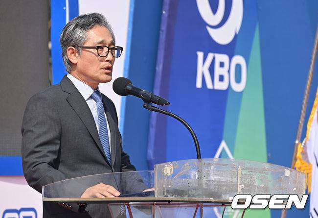 [OSEN=부산, 이석우 기자] 한국야구명예의 전당(야구박물관) 착공식이 16일 부산 기장-현대차 드림 볼파크에서 열렸다. 착공식에는 허구연 KBO 총재, 박형준 부산시장, 정종복 기장군수, 박홍복 기장군의회의장, 양해영 대한야구소프트볼협회 회장 등 주요 내빈이 참석해 시삽을 했다. 양해영 대한야구소프트볼협회 회장이 축사를 하고 있다.한국야구명예의 전당은 2027년 상반기에 개장 예정이다. 2025.09.16 / foto0307@osen.co.kr