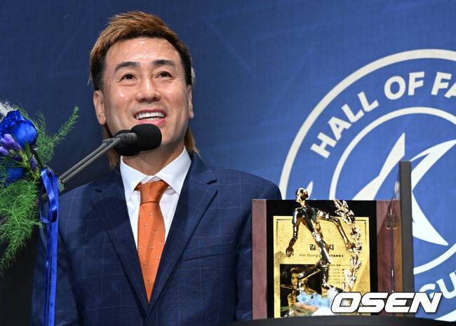 [OSEN=조은정 기자]제2회 K리그 명예의전당 헌액식이 16일 서울 종로구 아산정책연구원에서 진행됐다.이번 제2회 K리그 명예의전당 헌액자로는 선수 부문에&nbsp;김주성,&nbsp;김병지, 고(故)&nbsp;유상철,&nbsp;데얀이 선정됐다. 지도자 부문에&nbsp;김호&nbsp;전 수원 삼성 감독, 공헌자 부문에&nbsp;정몽준&nbsp;대한축구협회 명예회장이 이름을 올렸다.선수 부문에 헌액된 전 축구선수 김병지가 소감을 말하고 있다. 2025.09.16 /cej@osen.co.kr