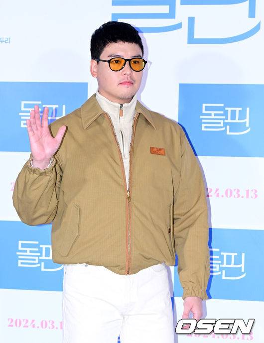 [OSEN=지형준 기자] 26일 오후 서울 자양동 롯데시네마 건대입구에서 영화 ‘돌핀’ VIP시사회가 열렸다.권유리의 첫 단독 주연작으로 기대를 모으는 '돌핀'은&nbsp;지방 소도시를 떠나본 적 없는 30대 여성이 삶의 낯선 변화와 작은 도전을 마주하며 겪는 내밀한 이야기를 사려 깊게 담은 작품이다. 배우 이장우가 포토타임을 하고 있다. 2024.02.26 /jpnews@osen.co.kr