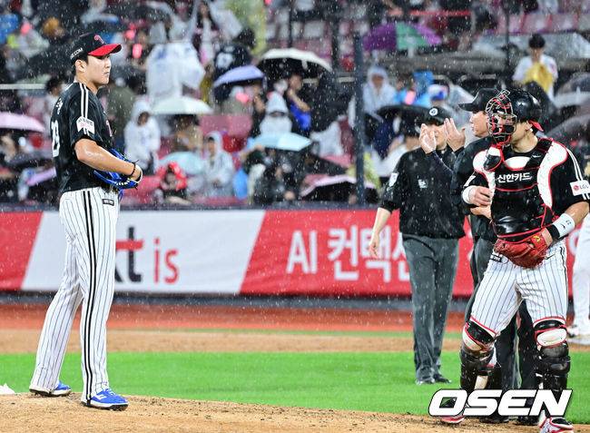 [OSEN=수원, 최규한 기자] 16일 수원 KT위즈파크에서 ‘2025 신한 SOL Bank KBO리그’ KT 위즈와 LG 트윈스의 경기가 열렸다.홈팀 KT는 헤이수스, 방문팀 LG는 손주영을 선발로 내세웠다.3회말 2사 1, 2루 상황 장대비가 내리자 심판진이 우천 중단을 선언했다. 그라운드에서 철수하는 LG 선발 손주영을 비롯한 선수들. 2025.09.16 / dreamer@osen.co.kr