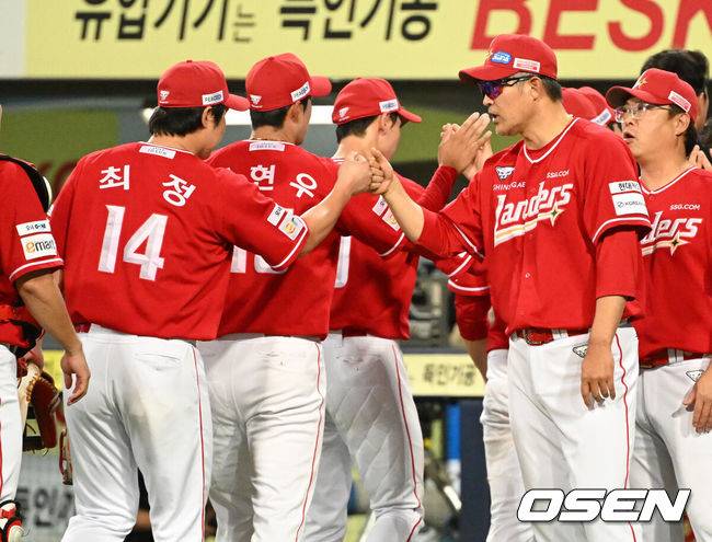 [OSEN=대구, 이대선 기자] 이숭용 감독이 이끄는 프로야구 SSG 랜더스가 삼성 라이온즈를 꺾고 3위 자리를 굳건히 지켰다.&nbsp;SSG는 11일 대구삼성라이온즈파크에서 열린 삼성과의 원정 경기에서 8-4로 승리했다. 최정은 KBO 최초 10년 연속 20홈런 고지를 밟았다. 노경은도 한국 프로야구 최초로 3년 연속 20홀드의 주인공이 됐다. 반면 삼성은 선발 아리엘 후라도의 호투에도 연패에 빠졌다.&nbsp;경기 종료 후 SSG 이숭용 감독이 최정과 승리의 기쁨을 나누고 있다. 2025.09.11 /sunday@osen.co.kr