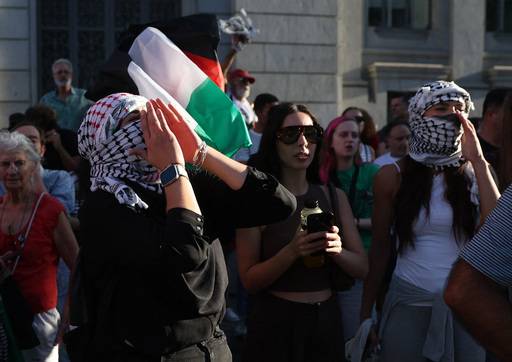 지난 14일(현지시간) 스페인 마드리드에서 열린 사이클 경기&nbsp;도중 팔레스타인 지지자들이 대회에 참가한 이스라엘 선수들을 비난하는 시위를 하고 있다. 이 시합은 관중의 항의 등으로 파행을 거듭한 끝에 결국 시상식도 없이 조기에 종료했다.&nbsp;로이터연합뉴스