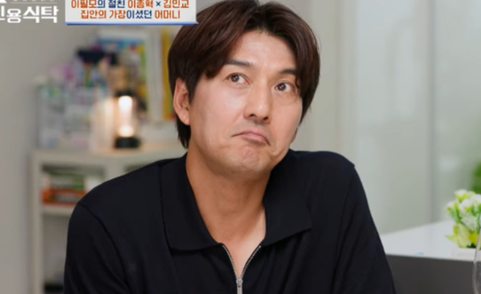 배우 이필모가 세상을 떠난 어머니에 대한 깊은 그리움과 존경을 전했다.&nbsp;채널A ‘절친 토큐멘터리 4인용 식탁’ 방송화면 캡처