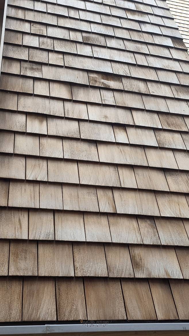 스웨덴 스톡홀름 하가스타덴에 건설된 첫 목조 아파트인 세더후젠은 열처리한 목재로 물이 스며들지 않도록 마감 처리했다. 사진은 건물 속으로 물이 들어가는 것을 막기 위해 마감재를 기왓장처럼 겹치는 방식으로 처리한 건물 외벽.