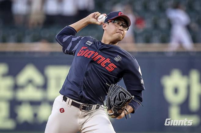 롯데 자이언츠 박세웅이 2일 서울 잠실야구장에서 열린 2025 KBO리그 정규시즌 LG 트윈스와의 원정 경기에서 공을 던지고 있다. 롯데 자이언츠 제공