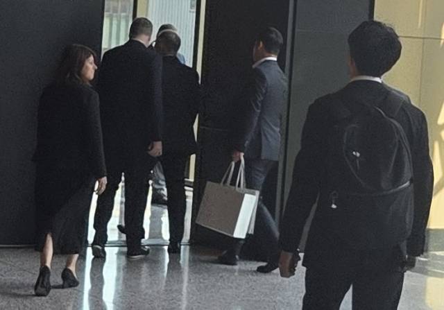 정의선(가운데) 현대차그룹 회장이 지난 11일 미국 디트로이트에서 직원들의 수행을 받으며 현지 자동차 전문 매체 오토모티브 뉴스의 100주년 기념 행사에 참석하고 있다. 정 회장은 이 자리에서 최근 미국 조지아주 근로자 구금 사태와 관련해 “안전하게 집으로 돌아가고 있다는 소식을 듣고 안도감을 느꼈다”며 “그 일에 대해 매우 걱정했고 한미 정부가 함께 더 나은 (비자) 제도를 만들기를 원한다”고 강조했다. 디트로이트=윤경환 특파원