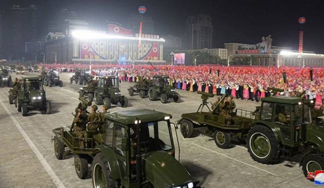 정권 수립 73주년(9·9절) 기념 민간 및 안전무력 열병식에서 농기계인 트랙터가 방사포와 대전차미사일 등을 끌고 행진하고 있다. 조선중앙통신·연합뉴스