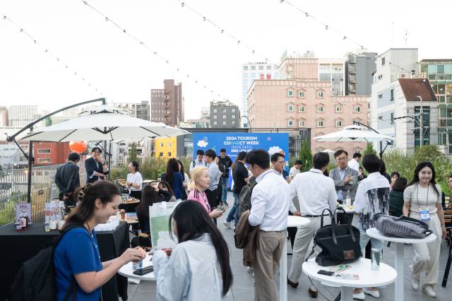 한국관광공사의 관광 일자리 창출 사업 ‘관광기업 이음주간’에서 참가자들이 네트워킹 활동을 하고 있다. 사진 제공=한국관광공사