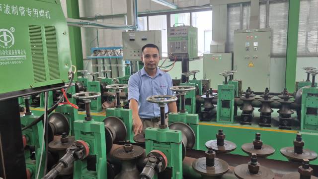 츄 민 라이 공장장이 15일 베트남 닌빈성 동반 4공단의 에스텍비나 공장에서 소방 설비 시설을 설명하고 있다. 하노이=박우인 기자