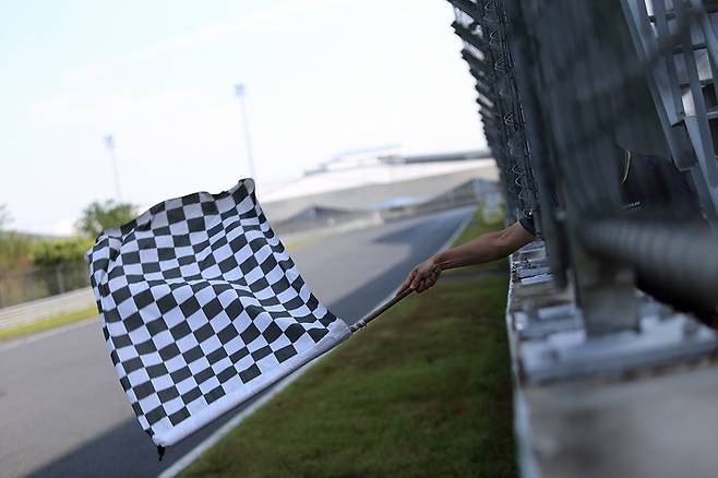 결국 체커를 받지 못한 채 '적기 중단'으로 주행이 마무리 됐다.