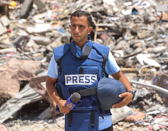 지난해 10월10일 아나스 알샤리프 기자가 가자시티 아랍 알리 병원 인근에 마이크를 들고 서 있다. ⓒAFP PHOTO