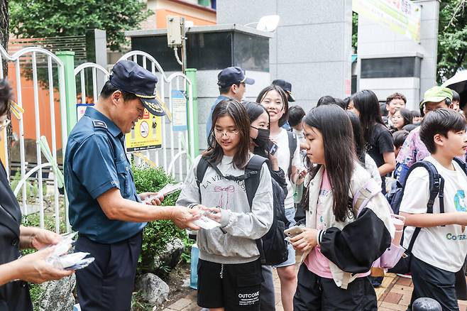 경찰이 대구시내 한 초등학교 앞에서 범죄 예방 순찰 활동을 펼치고 있다. ⓒ대구지방경찰청