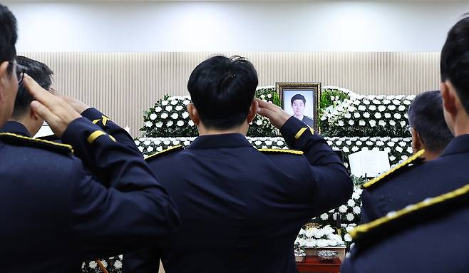 &nbsp;9월12일 인천 동구의 한 장례식장에 마련된 해경 고(故)&nbsp;이재석&nbsp;경사의 빈소를 찾은 해경 동료들이 경례로서 애도를 표하고 있다. ⓒ연합뉴스