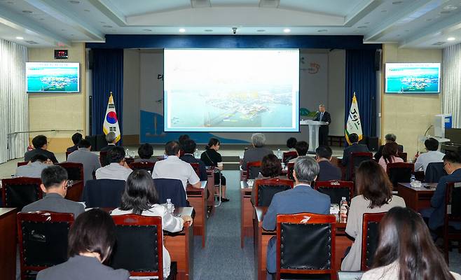 츠푸린 중국 하이난 개혁발전연구원장이 16일 제주도청 탐라홀에서 강연하고 있다. ⓒ제주도 제공