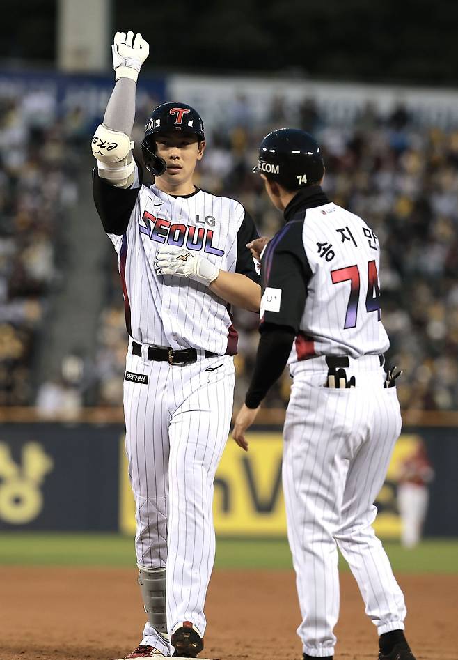 LG 홍창기(왼쪽)는 지난 4시즌 중 3차례 출루율 부문 타이틀을 차지한 팀의 타선의 핵이다. 5월 동료와 충돌해 내측 측부인대가 파열되는 큰 부상을 당했지만, 13일부터 1군에 복귀해 힘을 보태고 있다. 그는 약 4개월간의 재활 기간을 더 단단해지는 계기로 삼았다. 뉴시스