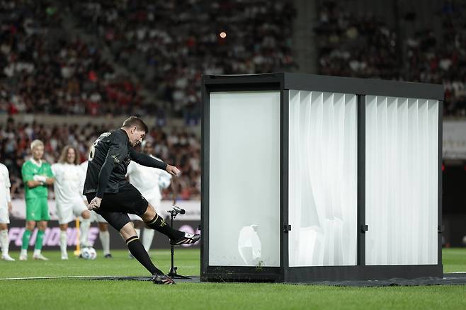 스티븐 제라드가 ‘2025 아이콘 매치: 창의 귀환, 반격의 시작’을 하루 앞둔 13일 서울월드컵경기장에서 스티로폼 보드에 슛을 하고 있다. 사진제공|넥슨