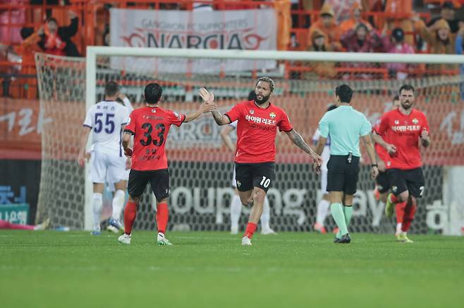 강원은 창단 첫 ACL 경기에서도 예고대로 파격적인 로테이션을 가동했다. 16일 춘천송암스포츠타운에서 열릴 상하이 선화와 2025~2026시즌 ACLE 동아시아권역 리그 스테이지 1차전 홈경기에서 리그 경기보단 컵 대회에 주로 나선 선수들을 선발로 내세웠다. 다만 벤치에 주축 멤버들을 남겨 승부처에서 기용할 것을 시사했다. 사진제공│한국프로축구연맹