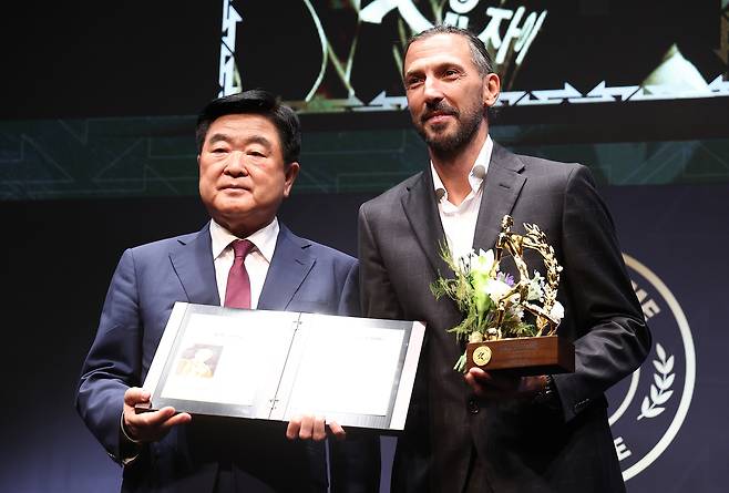 16일 서울 종로구 아산정책연구원에서 열린 2025 K리그 명예의 전당 헌액식에서 데얀(오른쪽)이 권오갑 한국프로축구연맹 총재에게 상패를 받고 있다. 연합뉴스