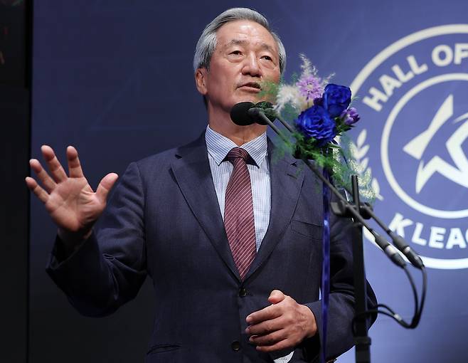 16일 서울 종로구 아산정책연구원에서 열린 2025 K리그 명예의 전당 헌액식에서 정몽준 대한축구협회 명예회장이 공헌자 부문 선정 소감을 밝히고 있다. 연합뉴스