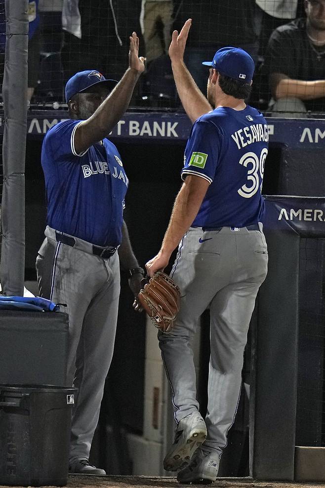 트레이 예서비지가 16일 미국 플로리다주 탬파의 조지 M. 스타인브레너필드에서 열린 탬파베이 레이스와 2025 MLB 정규리그 원정 경기에 선발 등판해 6회말 교체되며 코치와 하이파이브를 하고 있다. 탬파 | AP연합뉴스