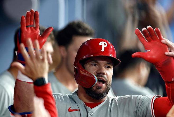 카일 슈와버가 16일 미국 캘리포니아주 로스앤젤레스의 다저스타디움에서 열린 LA 다저스와 2025 메이저리그(MLB) 정규리그 원정 경기에서 1회초 솔로홈런을 친 뒤 동료들과 하이파이브하고 있다. 로스앤젤레스 | AFP연합뉴스