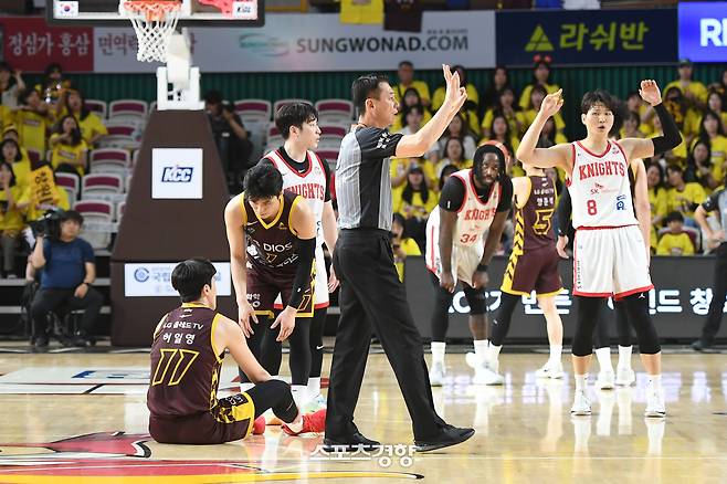 2024~2025시즌 창원LG와 서울SK의 챔피언결정전에서 심판이 파울 콜을 부르고 있다. KBL 제공