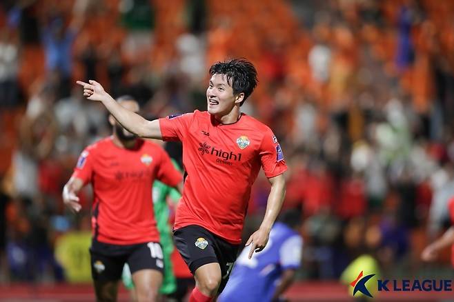 강원 구본철이 16일 춘천송암스포츠타운에서 열린 아시아챔피언스리그 엘리트(ACLE) 리그스테이지 1차전에서 상하이 선화를 상대로 역전골을 터뜨린 뒤 골 세리머니를 펼치고 있다. 프로축구연맹 제공