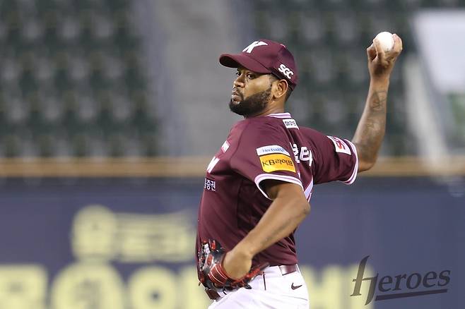 키움 라울 알칸타라가 16일 잠실 두산전에서 투구하고 있다. 키움히어로즈 제공