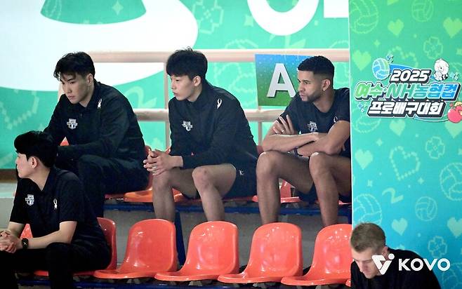 ▲ 관중석에서 KOVO컵 대회를 보고 있는 현대캐피탈 선수들 ⓒKOVO