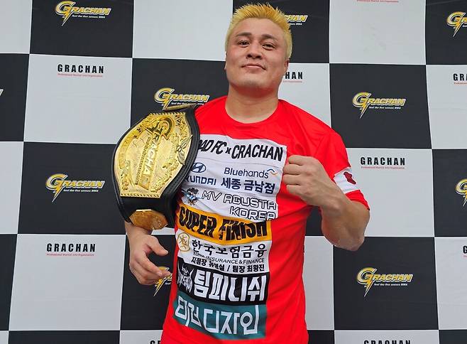 &nbsp;챔피언 벨트를 들고 있는 배동현 ⓒ로드FC