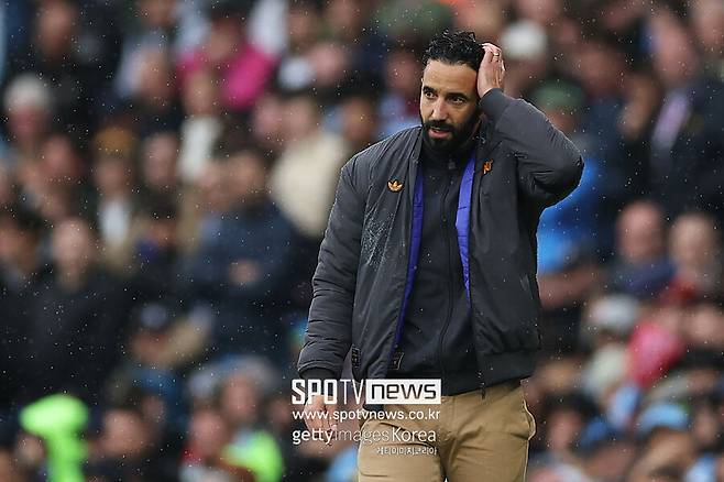 ▲ 텐하흐 뒤를 이어 지휘봉을 쥔 포르투갈 출신 아모림 감독은 맨유를 부활시키겠다던 약속과 달리 막대한 자금 지원에도 역사상 최악의 성적을 남기고 있다. 2억5000만 파운드라는 천문학적인 이적료 투입에도 팀이 제자리를 맴돌자 실망과 분노를 감추지 못하는 분위기다.